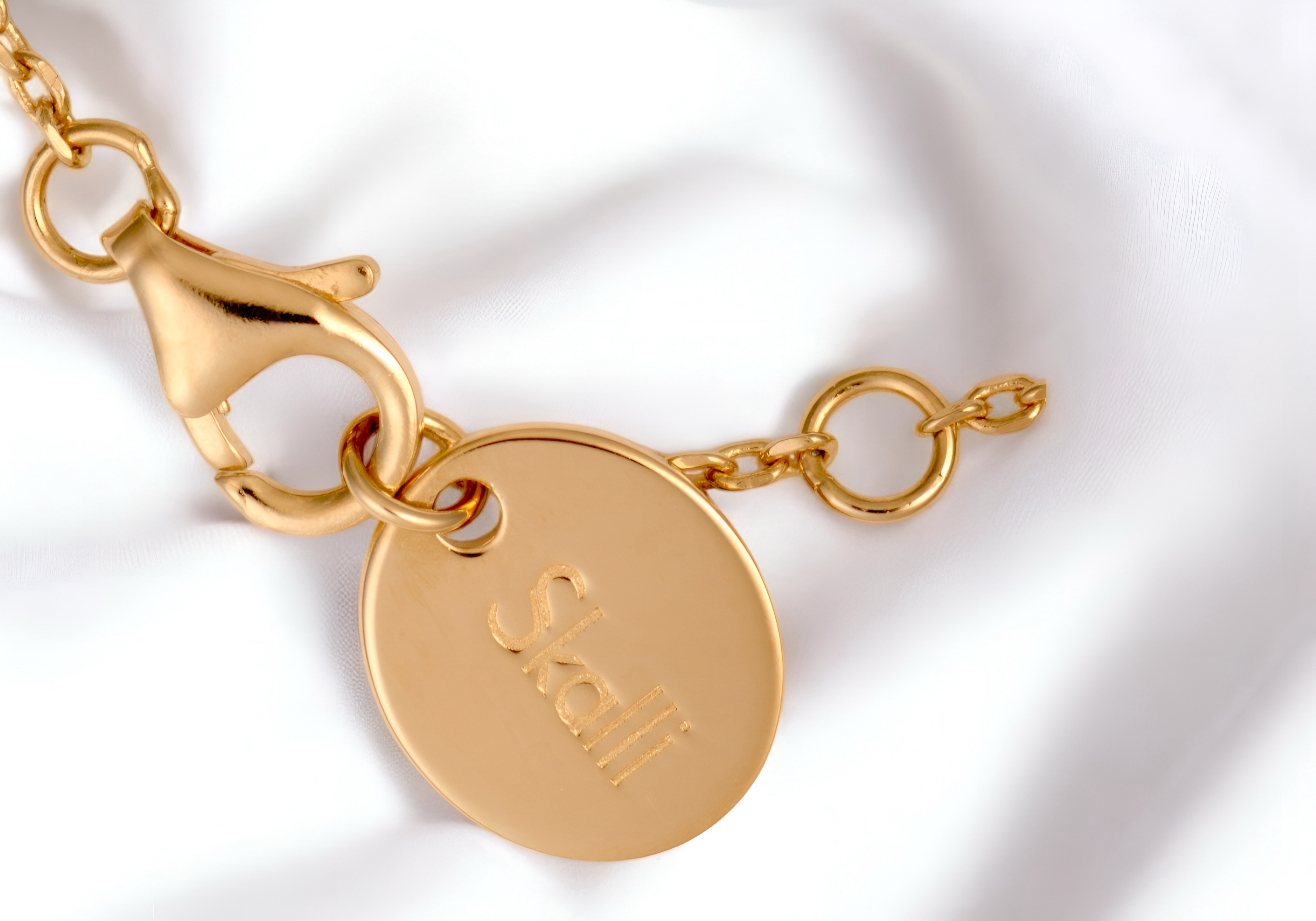 Comment choisir des bijoux de qualité ? Comprendre le plaqué or et les microns