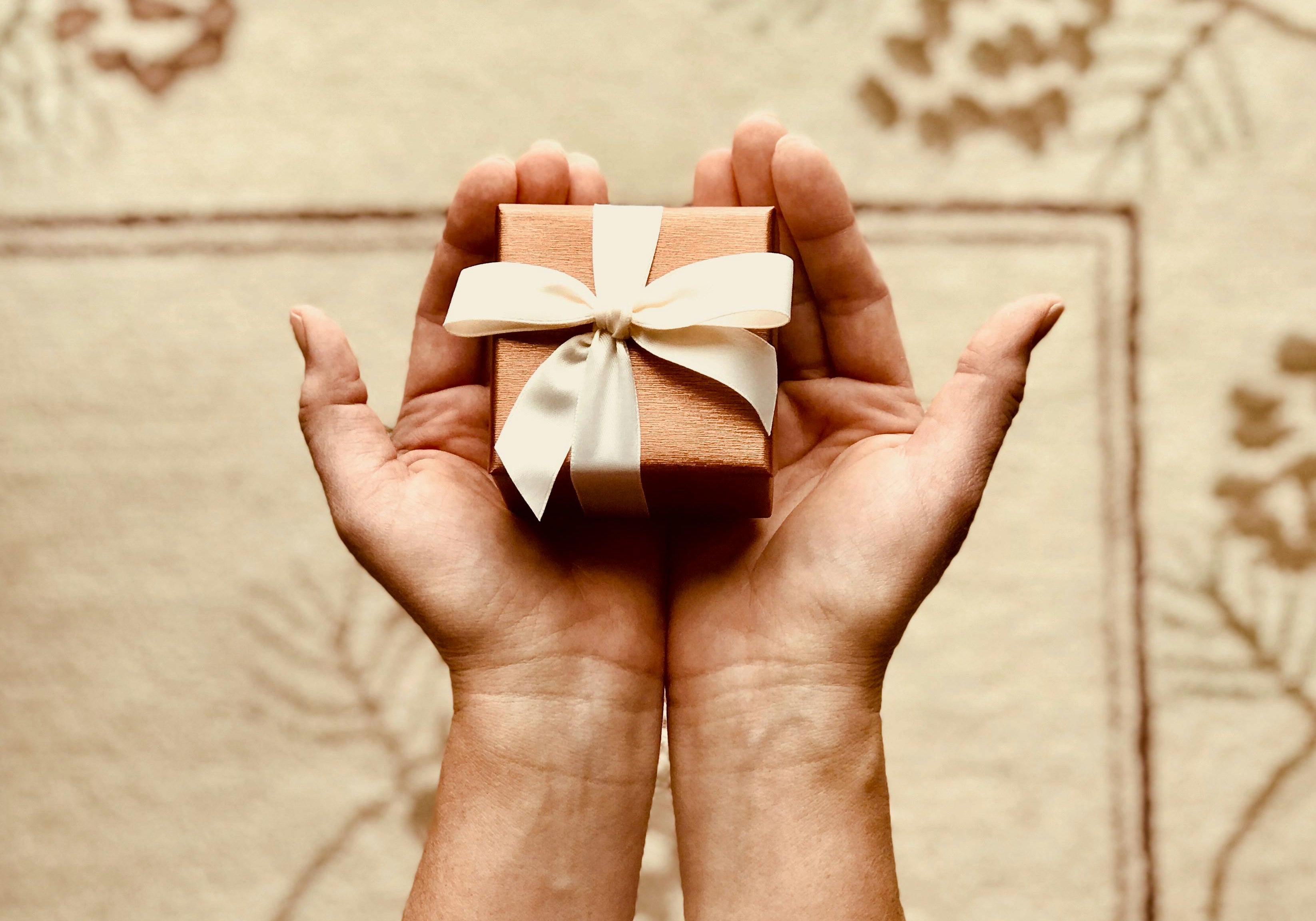 Quel bijou offrir pour un anniversaire ? Nos idées selon la personnalité